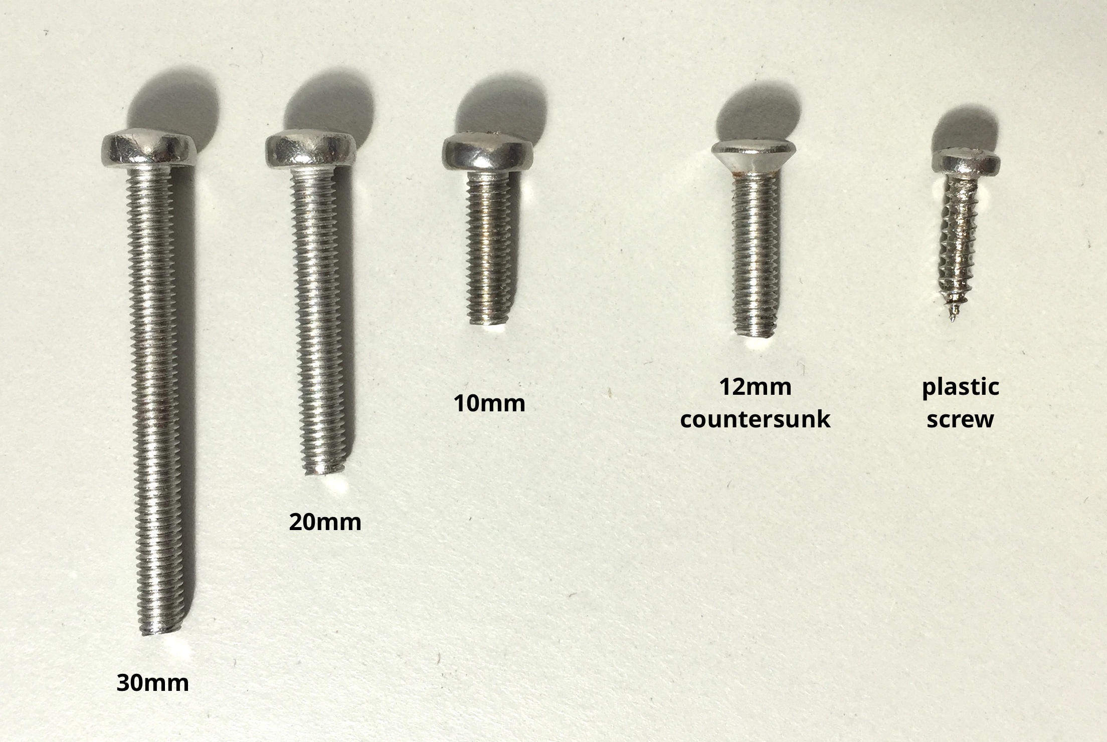 Different screws in the kit